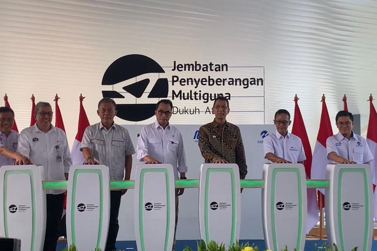 (TRS) Menteri Perhubungan Budi Karya Sumadi bersama Pj Gubernur DKI Jakarta Heru Budi Hartono meresmikan Jembatan Penyeberangan Multiguna (JPM) Dukuh Atas, Rabu (13/9/2023).