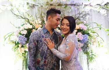Penyanyi dangdut Siti Badriah dan Krisjiana Baharudin dalam jumpa pers usai prosesi lamaran di Kembang Kencur, Pejaten, Jakarta Selatan, Kamis (21/3/2019).