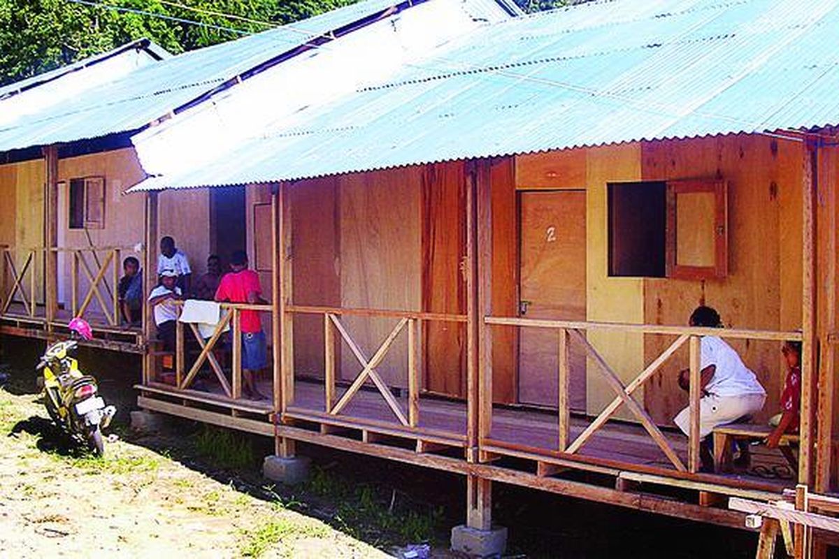 Pengungsi bencana banjir bercengkerama di hunian sementara, Wasior, Senin (20/12). Meski hidup serba kekurangan, mereka tetap rela berbagi dengan sesama pengungsi. Para pengungsi sudah menempati hunian sementara sejak awal Desember 2010. Belum bisa dipastikan kapan mereka bisa kembali ke rumah masing-masing yang rusak diterjang banjir.