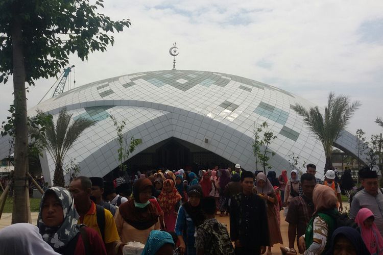 Masjid Al Akbar berbentuk doom atau kubah raksasa dalam komplek Bandara Yogyakarta International Airport di Kecamatan Temon, Kabupaten Kulon Progo, Daerah Istimewa Yogyakarta.