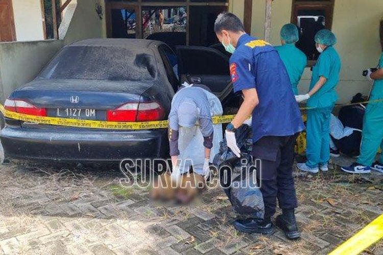 KERANGKA DI ASPOL - Tim Bid Dokkes Polda Jatim saat mengeluarkan kerangka dari dalam mobil yang terparkir di Aspol Polsek Ujungpangkah, Gresik, Selasa (11/3/2025). Polisi masih mendalami asal usul dan identitas mayat tersebut.