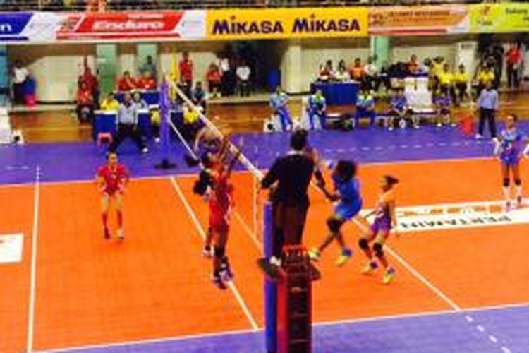 Jakarta Pertamina Energi dan Jakarta PGN Popsivo bertanding pada laga lanjutan Proliga 2015 putaran pertama pekan ketiga di GOR Ken Arok, Malang, Sabtu (21/2/2015).