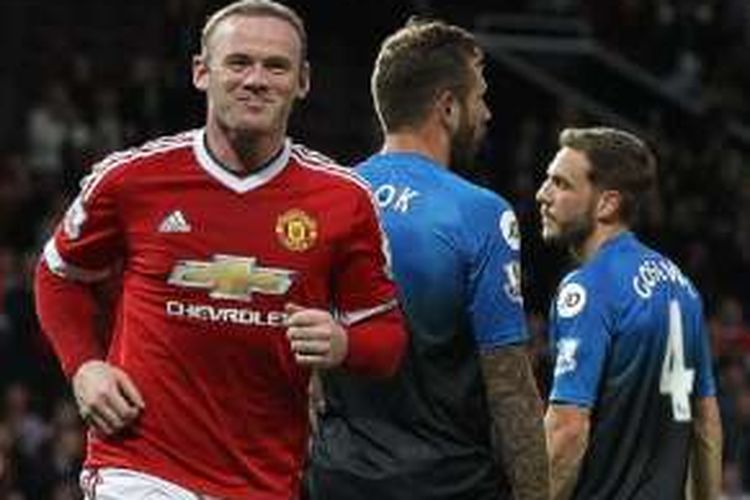 Wayne Rooney semringah seusai berhasil mencetak gol ke gawang Bournemouth, Selasa (17/5/2016).