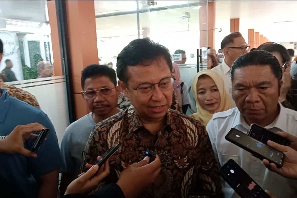 Menteri Kesehatan Budi Gunadi Sadikin saat memberikan keterangan kepada wartawan setelah membuka program pencanangan imunisasi hepatitis B di RSU Kabupaten Tangerang, Rabu (8/11/2023).
