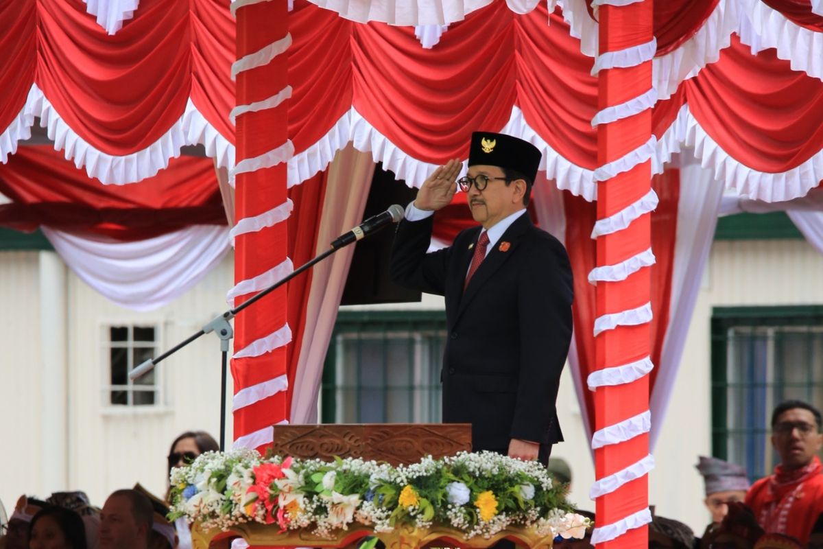 Presiden Direktur PT Freeport Indonesia (PTFI) Tony Wenas memimpin Upacara  
Pengibaran Bendera Merah Putih memperingati Hari Ulang Tahun (HUT) ke 80 Kemerdekaan Republik Indonesia di  Tembagapura, Papua Tengah.

