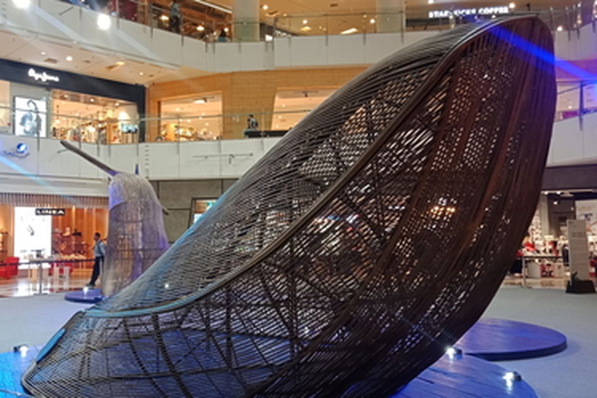 Instalasi paus biru dari rotan yang dipajang dalam rangkaian event Gaya Grand Indonesia.