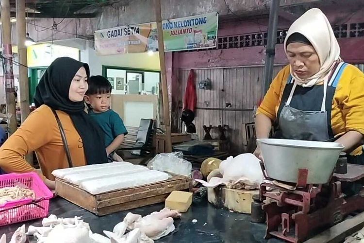 Pedagang daging ayam di Pasar Karangayu Semarang melayani pembeli, Rabu (28/2/2024).