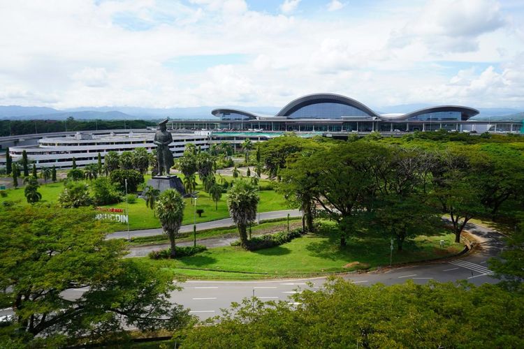 Bandara Internasional Sultan Hasanuddin yang mengambil nama pahlawan nasional Sultan Hasanuddin Tumenanga Ri Balla Pangkana. 