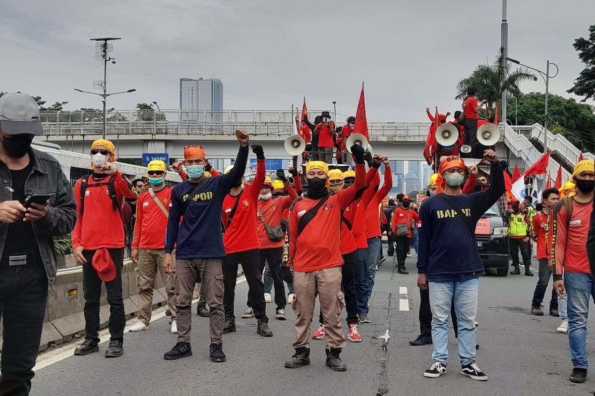 Sejumlah massa buruh melakukan aksi unjuk rasa di depan gedung DPR Jalan Gatot Subroto, Jakarta, Kamis (21/4/2022).