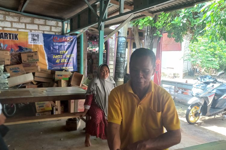 Mbah Salmo (62), Warga Desa Guwoterus, Kecamatan Montong, Kabupaten Tuban, Jawa Timur, dilaporkan polisi oleh Kadesnya gara-gara mengeluh tidak mendapatkan bantuan sosial dari pemerintah di media sosial. Kamis (14/7/2022).
