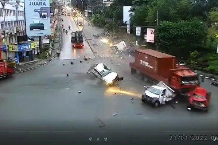 Detik-detik kecelakaan maut di Jalan Soekarno Hatta, Muara Rapak, Balikpapan Utara pagi ini, Jumat (21/1/2022).