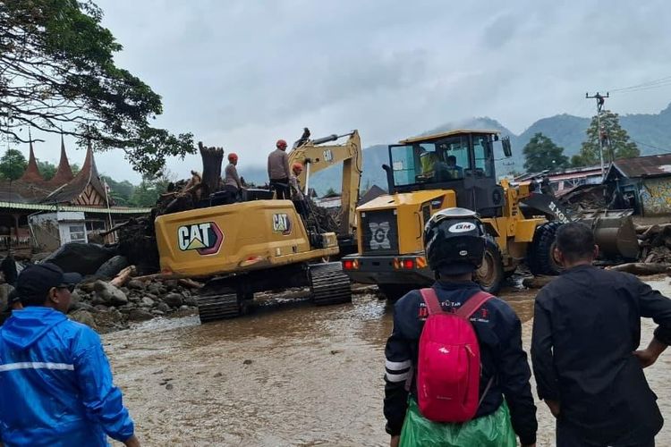 Banjir Bandang Tutup Jalan Nasional di Solok, Pemerintah Kerahkan 4 Alat Berat