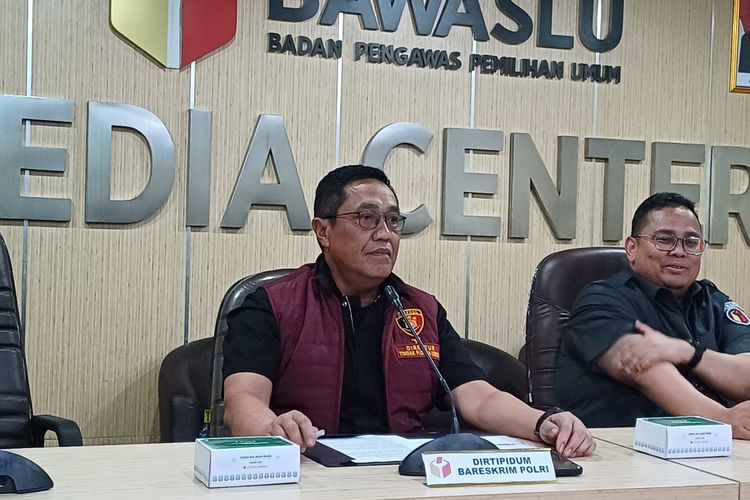 Direktur Tindak Pidana Umum Bareskrim Polri Brigjen Djuhandani Rahardjo Puro di Kantor Bawaslu, Jakarta, Selasa (27/2/2024).