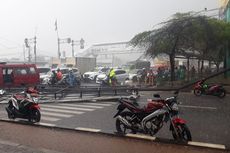 Ojek Online Tewas Tertimpa Reklame di Cengkareng Saat Berhenti Lampu Merah