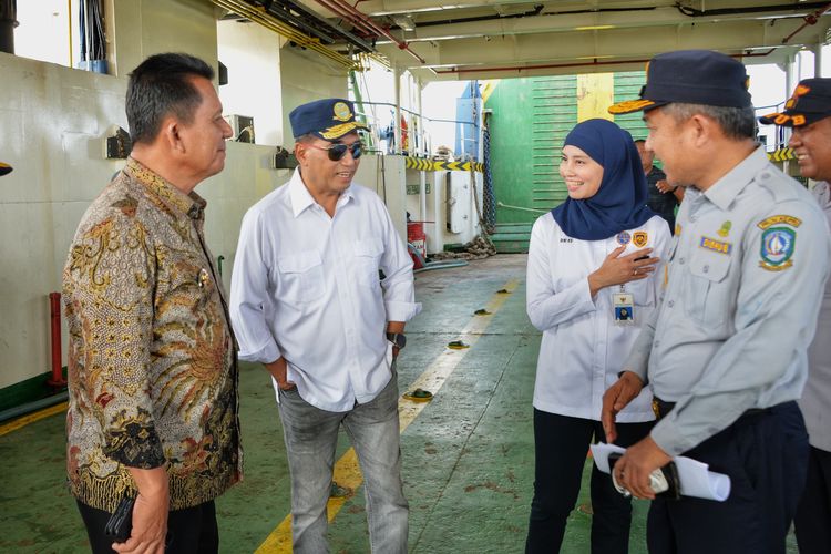 Menteri Perhubungan (Menhub) Budi Karya Sumadi meninjau Pelabuhan Penyeberangan Dompak, Tanjung Pinang Kepulauan Riau, Jumat (9/2/2024).
