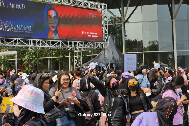 Suasana di ICE BSD jelang konser Suga BTS, Agust D Tour in Jakarta, Jumat (26/5/2023).