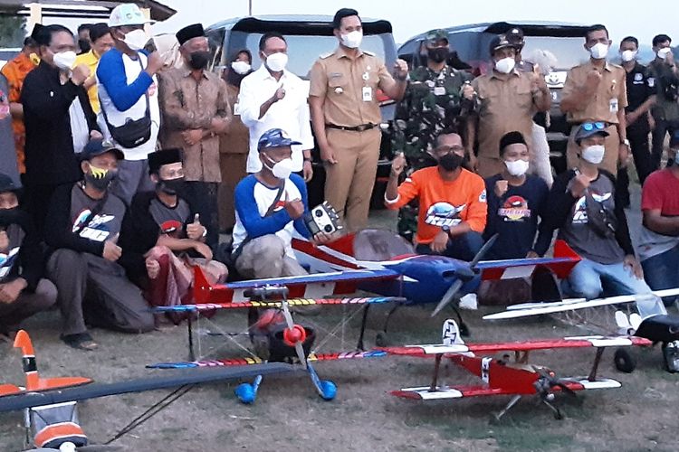 Menpora, foto bersama dengan pecinta olahraga aeromodeling di Ngampel Kendal. KOMPAS.COM/SLAMET PRIYATIN