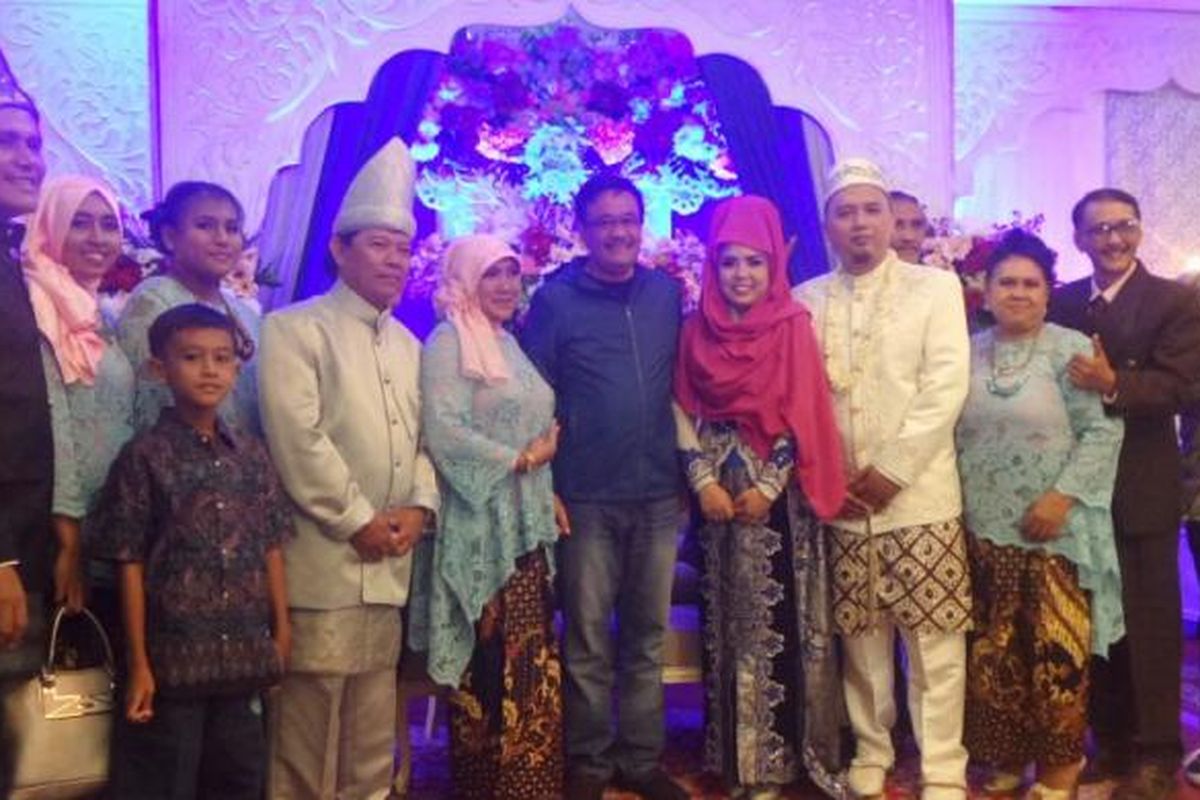 Wakil Gubernur DKI Jakarta Djarot Saiful Hidayat berfoto bersama sepasang pengantin dan keluarganya di GOR Pasar Minggu, Jakarta Selatan, Sabtu (18/2/2017). 