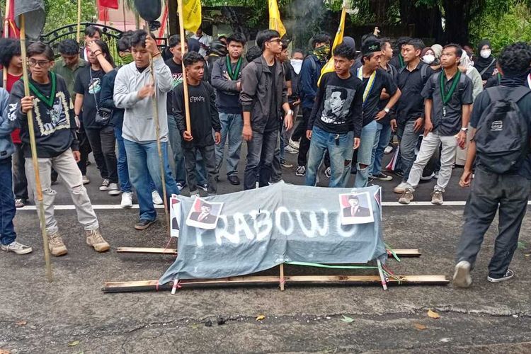Demo di DPRD Sulut, Mahasiswa Bawa Keranda Ditempel Foto Prabowo Gibran