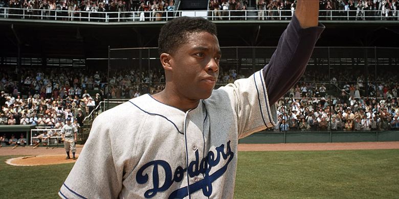 Chadwick Boseman berperan sebagai legenda bisbol Jackie Robinson dalam film 42.