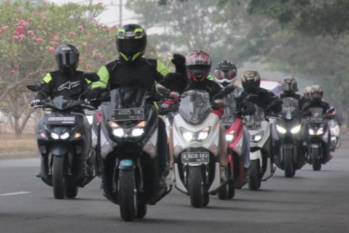 Touring sepeda motor