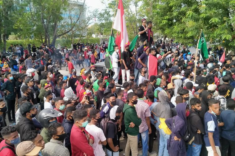 Aksi demo tolak UU Omnibus Law di Kupang berlangsung ricuh