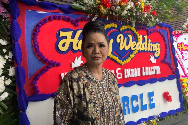 Penyanyi Vina Panduwinata turut menghadiri acara pernikahan musisi Ikmal Tobing dengan Indah Lollyta di Q Lounge, Hotel Sultan, Jakarta Pusat Sabtu (25/6/2022). 