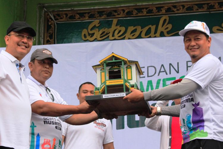 Wali Kota Medan Dzulmi Eldin menyerahkan replika rumah tradisional Suku Melayu yang berisi tanah dan air yang diambil dari Istana Maimun, Sabtu (20/5/2017)