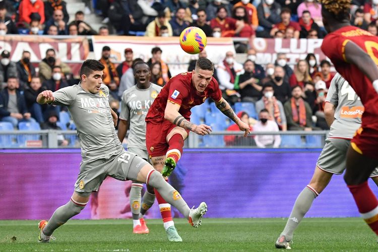 Penyerang AS Roma, Nicolo Zaniolo, melepas tembakan dalam laga kontra Genoa pada pekan ke-24 Liga Italia 2021-2022 di Stadion Olimpico, Sabtu 5 Februari 2021-2022.