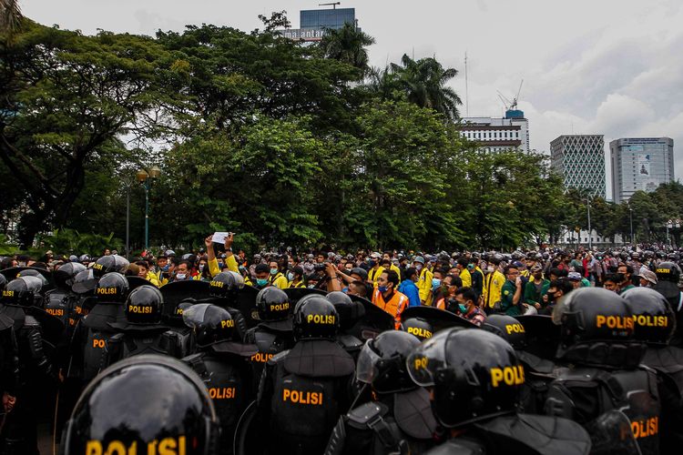 Mahasiswa yang tergabung dalam BEM Seluruh Indonesia (SI) melakukan aksi unjuk rasa di kawasan Patung Kuda, Jakarta Pusat, Selasa (20/10/2020). Mereka menolak pengesahan omnibus law Undang-undang Cipta Kerja yang bertepatan dengan satu tahun pemerintahan Jokowi-Maruf.