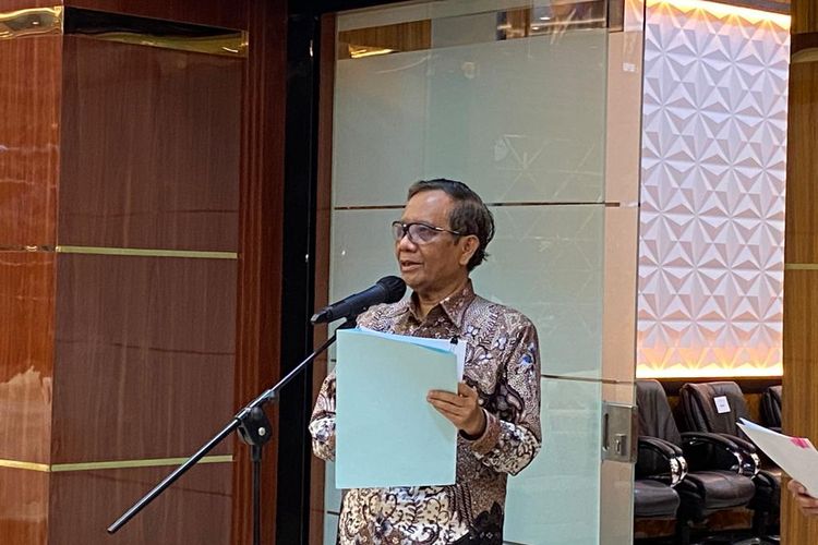 Menteri Koordinator Bidang Politik, Hukum, dan Keamanan (Menko Polhukam) Mahfud MD saat konferensi pers pembentukan satgas TPPU di Kantor Kemenko Polhukam, Jakarta, pada Rabu (3/5/2023).