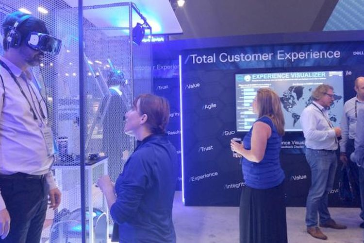 Suasana di salah satu booth di ajang Dell EMC World 2016 yang digelar di Austin Convention Center, Austin, Texas, Amerika Serikat, Kamis (20/10/2016). Virtual reality dan augmented reality telah menjadi penanda zaman menuju revolusi industri berikutnya. 