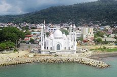 Pesona Masjid Al Hakim Padang, Mirip Taj Mahal di Tepi Pantai 