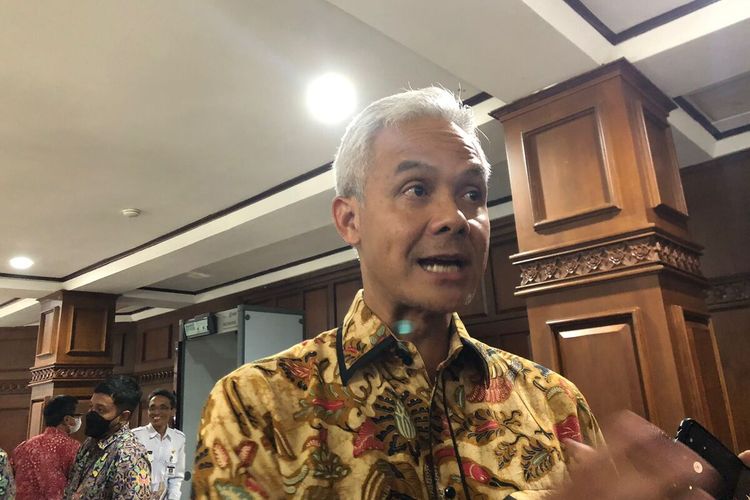 Gubernur Jateng Ganjar Pranowo usai memimpin rapat penanganan infrastruktur di kantornya, Rabu (8/3/2023).