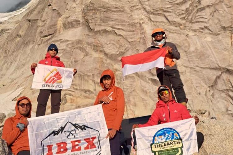 Bertaruh Nyawa di Dinding Maut Eropa, Tim IBEX Kibarkan Merah Putih Sambut Kemerdekaan RI