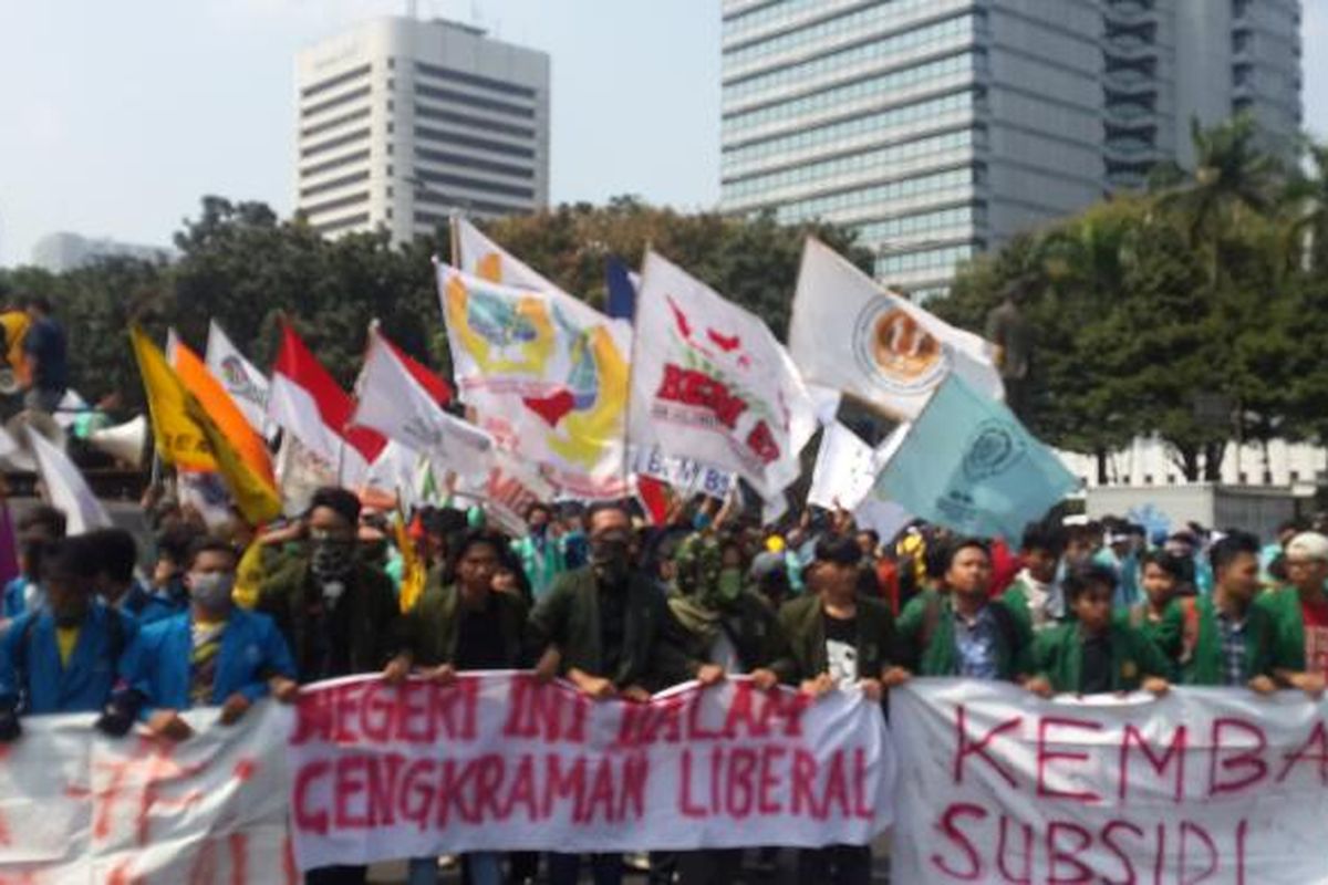 Ratusan mahasiswa dari Aliansi BEM SI longmarch menuju Istana Negara, Kamis (21/5/2015).