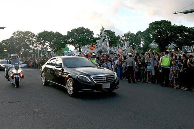 Masyarakat yang tinggal di sekitar kawasan Kota Denpasar menyambut kedatangan Raja Salman bin Abdulaziz al-Saud dari Kerajaan Arab Saudi di Simpang Patung Kuda, Denpasar, Sabtu (4/3/2017), yang berencana berlibur selama enam hari di Pulau Dewata ini. Para pemuka agama dan tokoh masyarakat berharap kedatangan Raja Salman membawa pesan damai ke seantero dunia