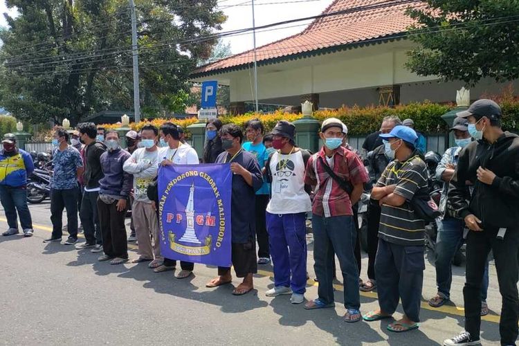 paguyuban pendorong gerobak malioboro saat unjuk rasa di Balaikota Yogyakarta, Senin (28/3/2022)