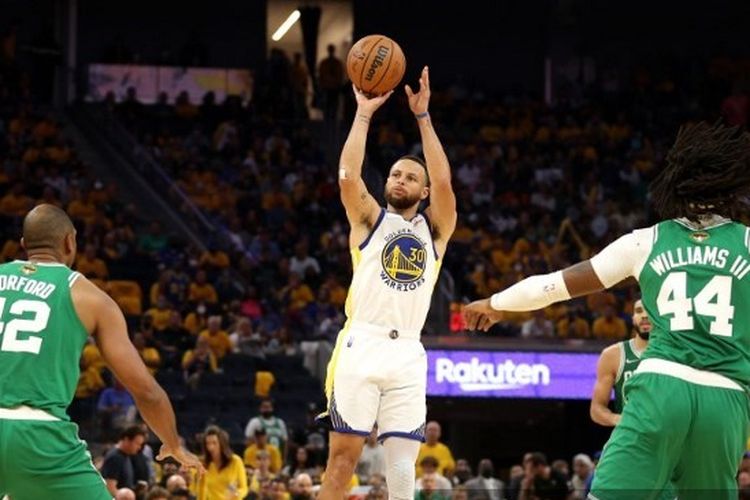 Aksi tripoin Stephen Curry saat Golden State Warriors melawan Boston Celtics di NBA Finals Game 2  di Chase Center, San Francisco, pada Senin (6/6/2022) pagi WIB.