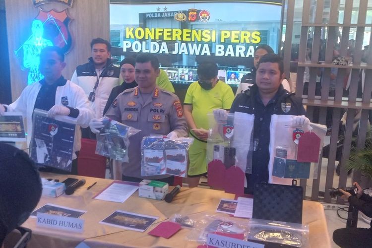 Kabidhumas Polda Jabar Kombes Hendra Rochmawan dan DirSiber Kombes Resza tengah memperlihatkan barang bukti pengungkapan situs judi online, di mapolda Jabar, selasa (20/5/2025).