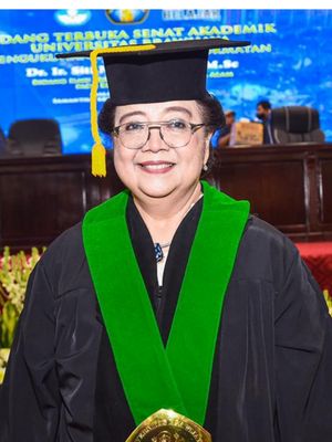 Menteri LHK Siti Nurbaya dikukuhkan menjadi profesor kehormatan oleh UB. 