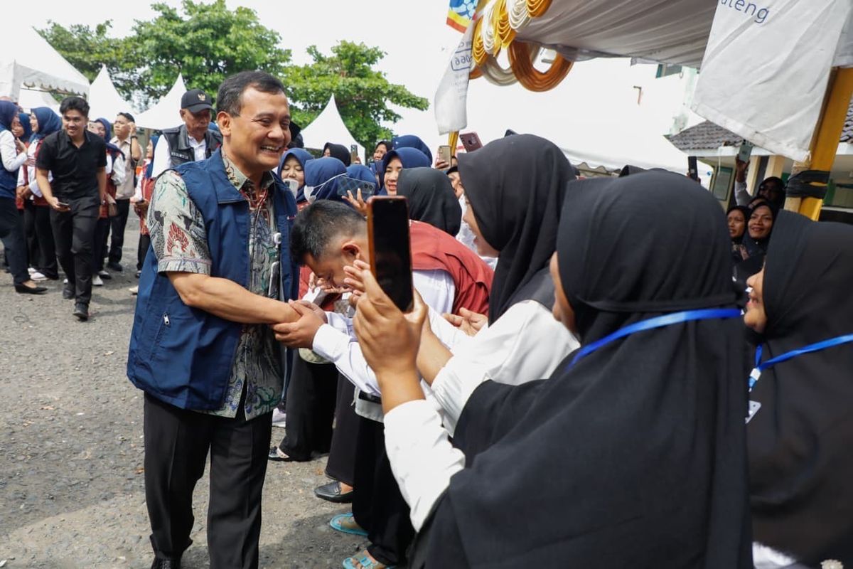 Gubernur Jawa Tengah (Jateng) Ahmad Luthfi dalam acara Graduasi Sukses Brebes Beres di Gedung Serbaguna Islamic Center, Kabupaten Brebes, Kamis (14/8/2025). 
