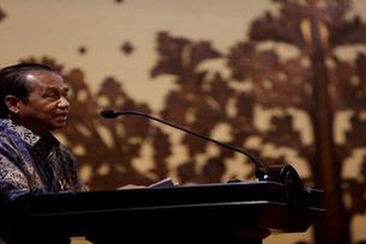 Pimpinan Komisi Pemberantasan Korupsi, Busyro Muqaddas menghadiri Focus Group Discussion "Motor Penggerak Integritas" di Kantor Kemenkumham Jakarta, Kamis (8/3/2012). Acara tersebut untuk mencari model pembangunan integritas, baik secara individu maupuan sistem yang nantinya digunakan untuk penyusunan roadmap dalam membangun integritas di lingkungan kerja.