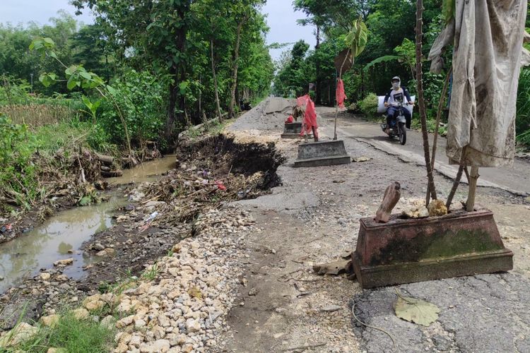 PASANG NISAN-- Warga Desa Ringinputih, Kecamatan Sampung, Kabupaten Ponorogo, Jawa Timur memasang tiga nisan kuburan dipinggir jalan setelah salah satu ruas jalan desa setempat ambrol diterjang banjir