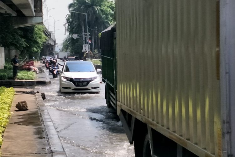 Belasan kendaraan bermotor nampak mengambil jalur sebelah kanan untuk menghindari genangan air di Jalan RE Martadinata, Pademangan Jakarta Utara pada Sabtu (6/11/2021). 