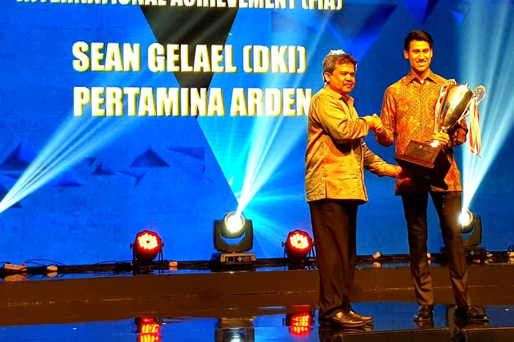 Pebalap muda Indonesia, Sean Gelael (kanan), ketika menerima penghargaan dari IMI.