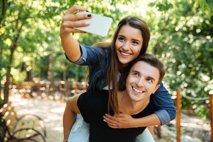 Ilustrasi selfie bersama pasangan.