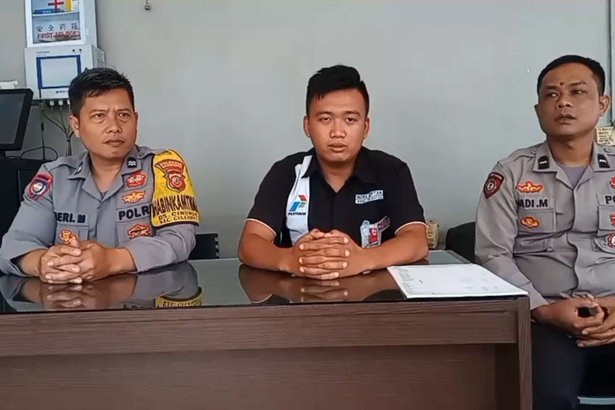 Pengawas SPBU Cinunuk Sofyan saat menjelaskan terkait ODGJ yang membawa senjata tajam di SPBU Cinunuk, Kecamatan Cileunyi, Kabupaten Bandung, Jawa Barat, Selasa (18/2/2025)