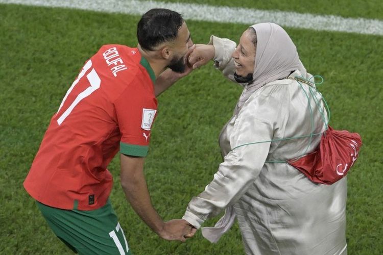 Sofiane Boufal berdansa dengan sang ibunda usai laga perempat final Piala Dunia 2022 antara Maroko vs Portugal di Stadion Al Thumama, Doha, 10 Desember 2022. (Photo by JUAN MABROMATA / AFP)