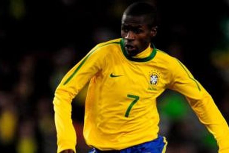 Gelandang Chelsea asal Brasil, Ramires.
